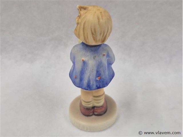 Girl with nosegay flowers - afbeelding 2 van  3