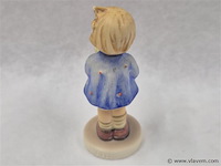 Girl with nosegay flowers - afbeelding 2 van  3