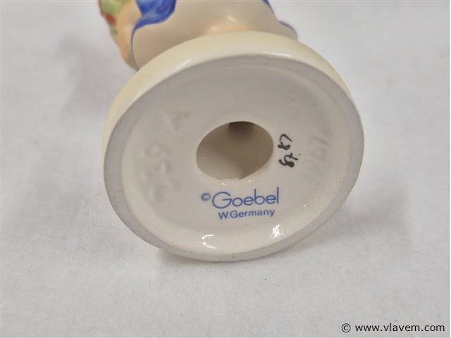 Girl with nosegay flowers - afbeelding 3 van  3