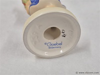 Girl with nosegay flowers - afbeelding 3 van  3