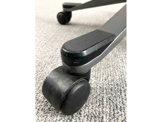 Giroflex - 33 - verrijdbare kruk - kruk (2x) - afbeelding 3 van  8