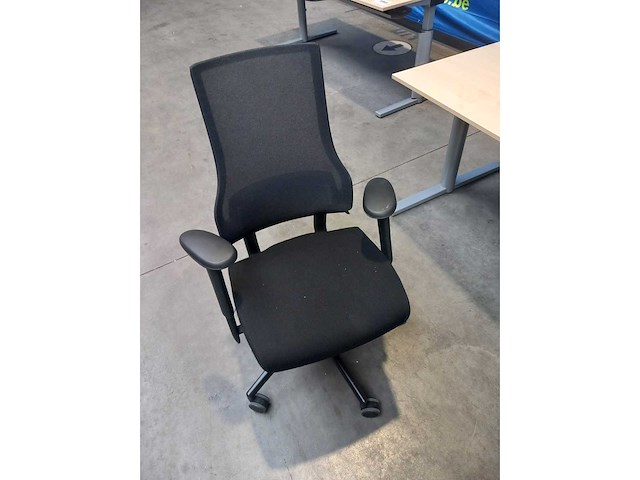 Gispen bureautafel + axia bureaustoel - afbeelding 4 van  5