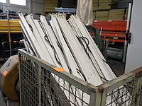 Gitterbox met diverse verlichtingsarmaturen - afbeelding 1 van  2