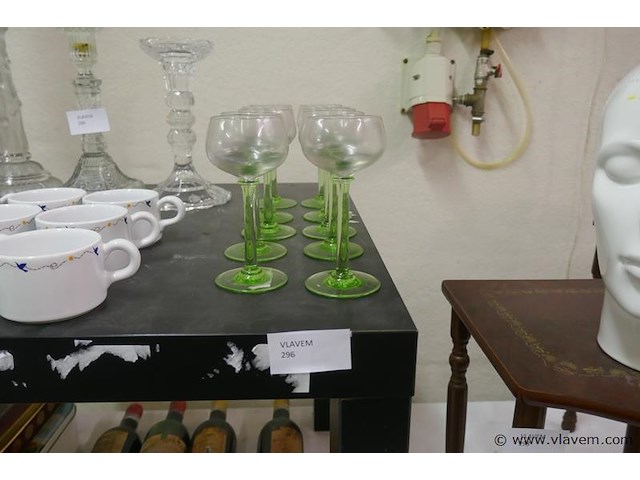 Glaasjes op groene voet - afbeelding 1 van  1