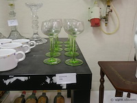 Glaasjes op groene voet - afbeelding 1 van  1