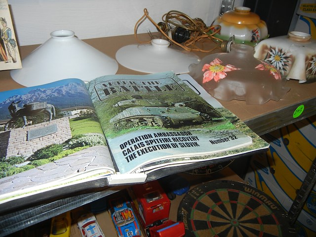 Glaskappen verlichting + oorlogsboek en oorlogsprent - afbeelding 2 van  3