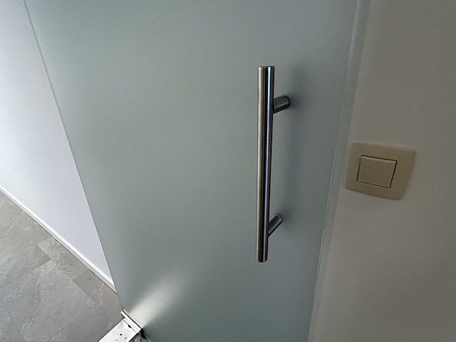 Glaswand met pivotdeur - afbeelding 2 van  7