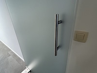 Glaswand met pivotdeur - afbeelding 2 van  7