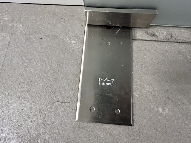 Glaswand met pivotdeur - afbeelding 5 van  7