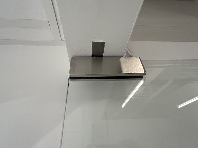 Glaswand met pivotdeur - afbeelding 6 van  7