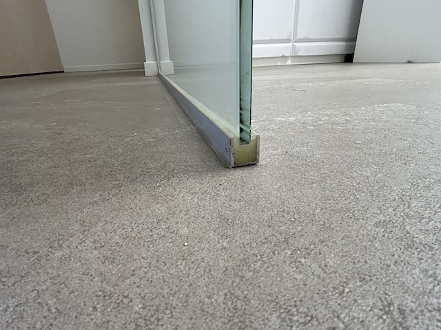 Glaswand met pivotdeur - afbeelding 7 van  7