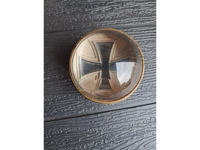 Glazen bol in koper en glas met uurwerk en duits ijzeren kruis uit 1939 - afbeelding 1 van  6