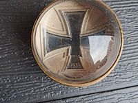 Glazen bol in koper en glas met uurwerk en duits ijzeren kruis uit 1939