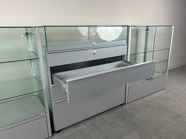 Glazen display kast - vitrinekasten (3x) - afbeelding 9 van  10