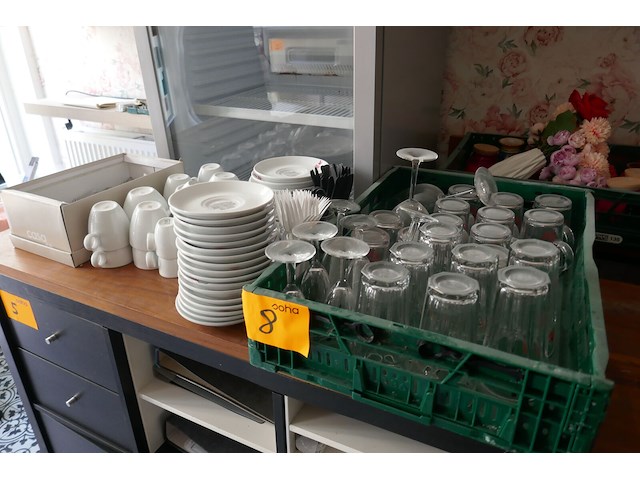 Glazen en koffiekopjes - afbeelding 1 van  4