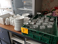 Glazen en koffiekopjes