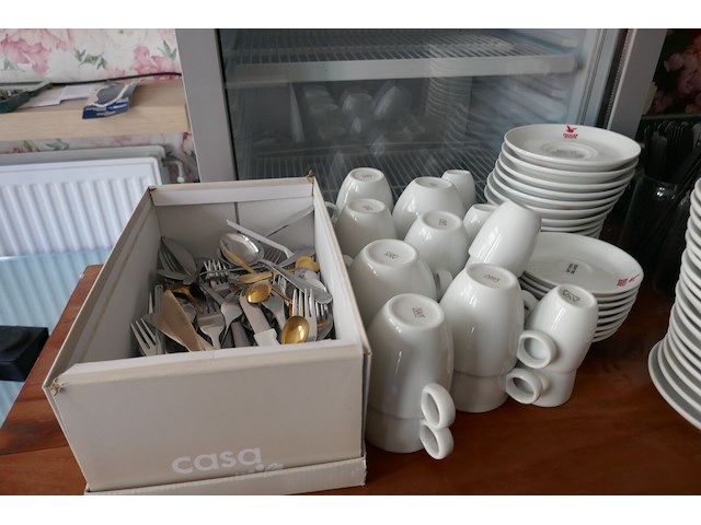 Glazen en koffiekopjes - afbeelding 2 van  4