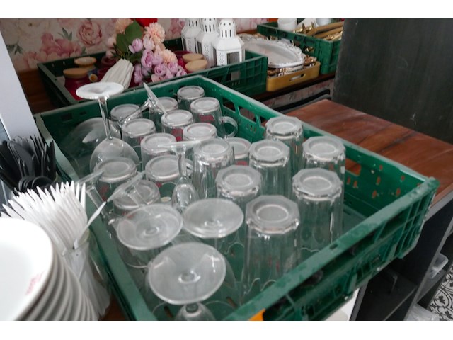 Glazen en koffiekopjes - afbeelding 3 van  4