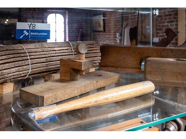 Glazen kast 1_2 schaven e.a. - afbeelding 1 van  4