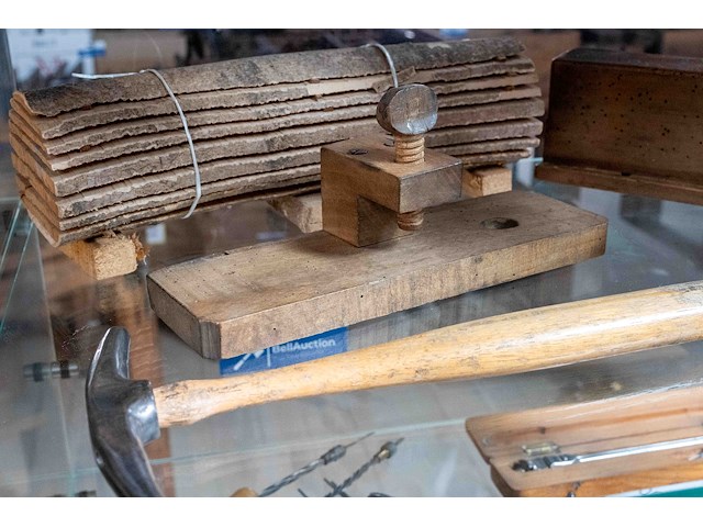 Glazen kast 1_2 schaven e.a. - afbeelding 2 van  4