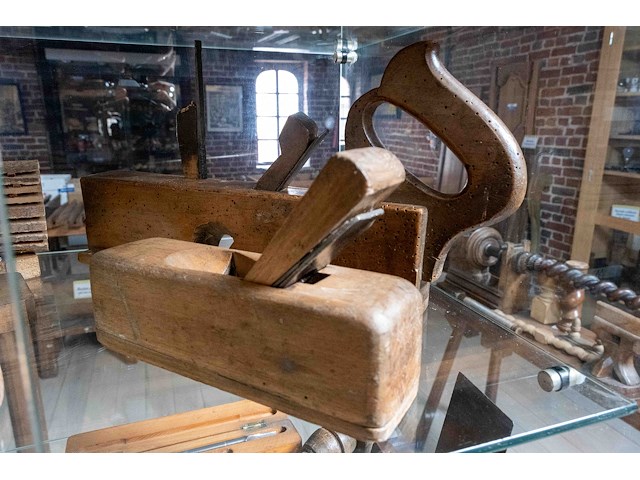 Glazen kast 1_2 schaven e.a. - afbeelding 4 van  4