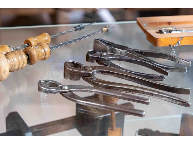 Glazen kast 1_boren en tangen - afbeelding 1 van  2