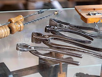 Glazen kast 1_boren en tangen - afbeelding 1 van  2