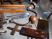 Glazen kast 1_boren en tangen - afbeelding 2 van  2