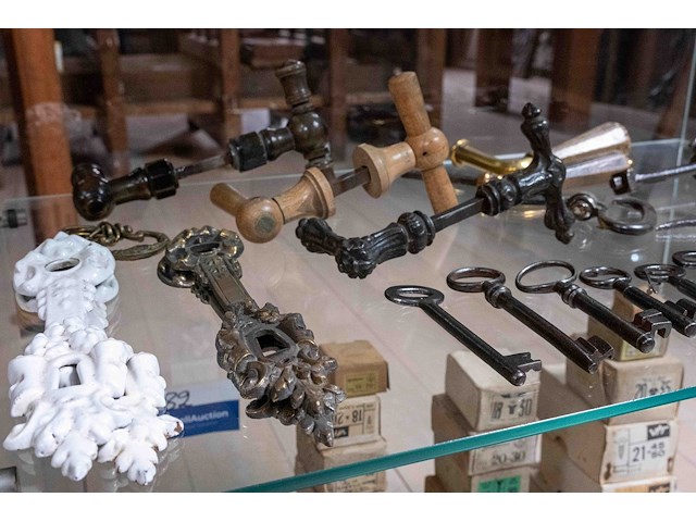 Glazen kast 1_deurbeslag, handgepen, sleutels - afbeelding 1 van  3