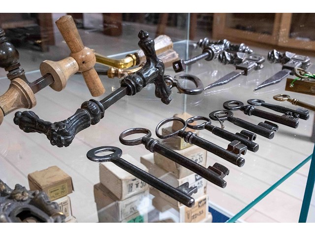 Glazen kast 1_deurbeslag, handgepen, sleutels - afbeelding 2 van  3