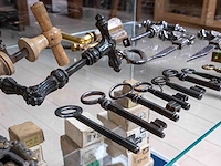 Glazen kast 1_deurbeslag, handgepen, sleutels - afbeelding 2 van  3