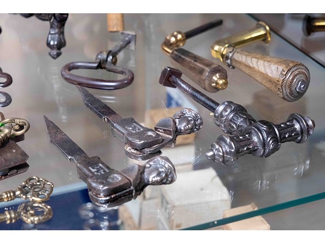 Glazen kast 1_deurbeslag, handgepen, sleutels - afbeelding 3 van  3