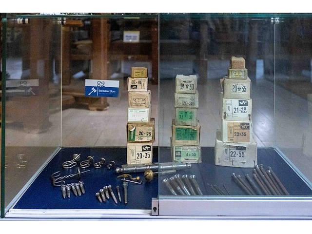 Glazen kast 1_nagels en schroeven - afbeelding 1 van  4