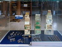 Glazen kast 1_nagels en schroeven - afbeelding 1 van  4