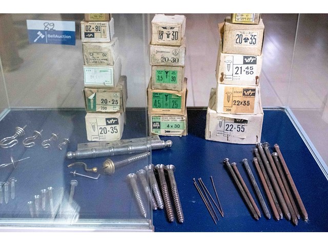 Glazen kast 1_nagels en schroeven - afbeelding 2 van  4