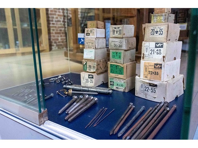 Glazen kast 1_nagels en schroeven - afbeelding 3 van  4