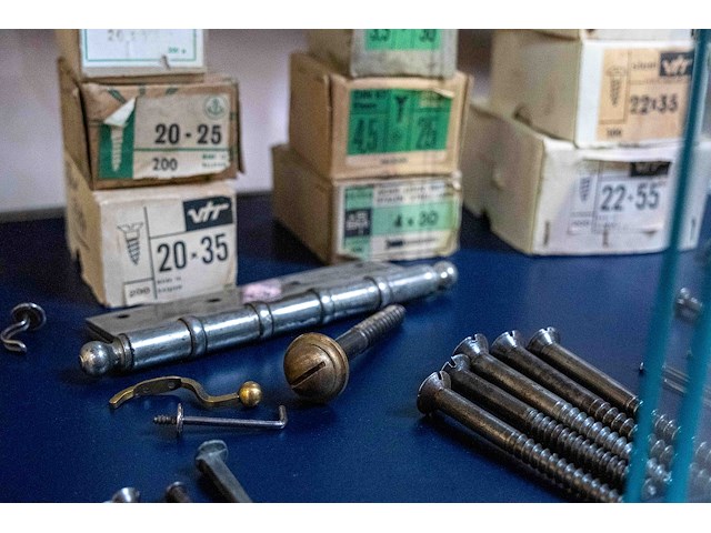 Glazen kast 1_nagels en schroeven - afbeelding 4 van  4