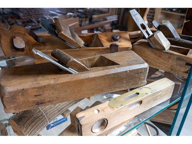 Glazen kast 1_schaven en houten waterpas - afbeelding 1 van  3