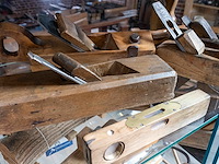 Glazen kast 1_schaven en houten waterpas - afbeelding 1 van  3