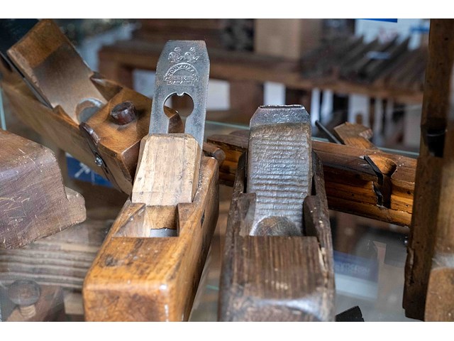 Glazen kast 1_schaven en houten waterpas - afbeelding 2 van  3