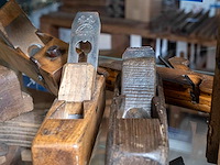 Glazen kast 1_schaven en houten waterpas - afbeelding 2 van  3