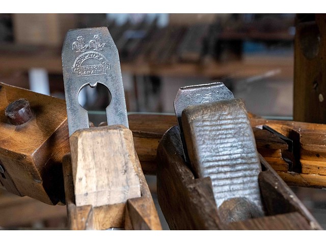 Glazen kast 1_schaven en houten waterpas - afbeelding 3 van  3