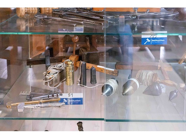 Glazen kast 1_schietloden, kruishout e.a. - afbeelding 1 van  9