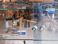 Glazen kast 1_schietloden, kruishout e.a. - afbeelding 1 van  9