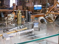 Glazen kast 1_schietloden, kruishout e.a. - afbeelding 2 van  9