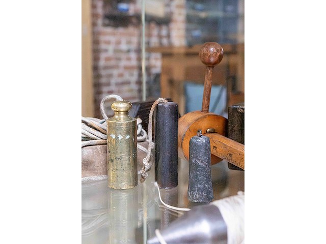 Glazen kast 1_schietloden, kruishout e.a. - afbeelding 3 van  9