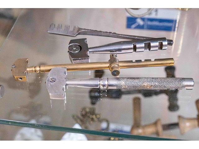 Glazen kast 1_schietloden, kruishout e.a. - afbeelding 6 van  9