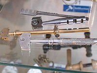 Glazen kast 1_schietloden, kruishout e.a. - afbeelding 6 van  9