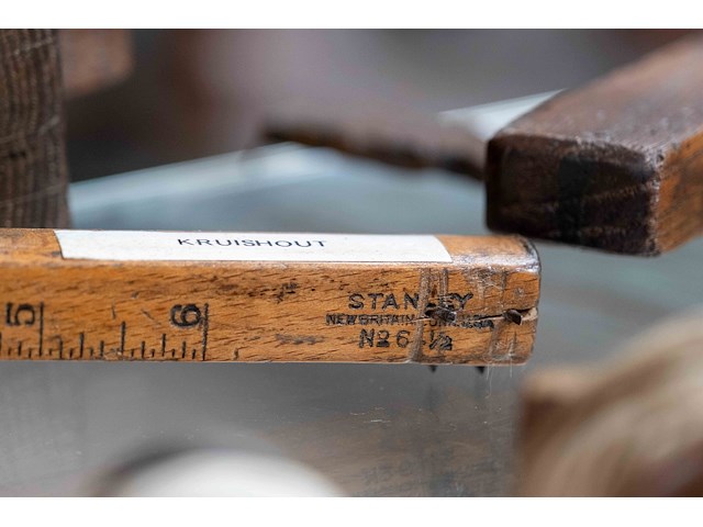 Glazen kast 1_schietloden, kruishout e.a. - afbeelding 8 van  9