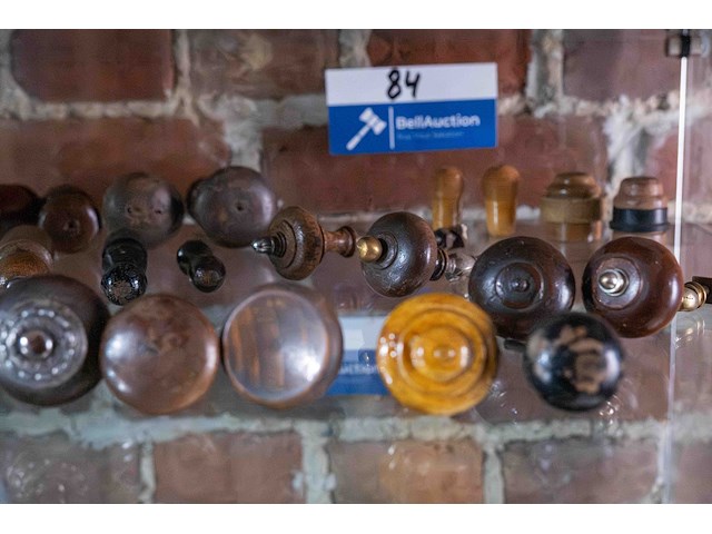 Glazen kast 2_houten deurknopjes, hendels, kantklosspoelen - afbeelding 1 van  4